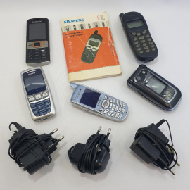 Набор старых мобильных телефонов и зарядных устройств, Samsung №1 и Nokia работают 